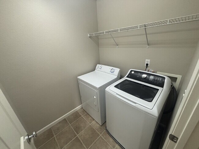 Building Photo - Spectacular 3 bed 2.5 bath home in Lincoln Crossing