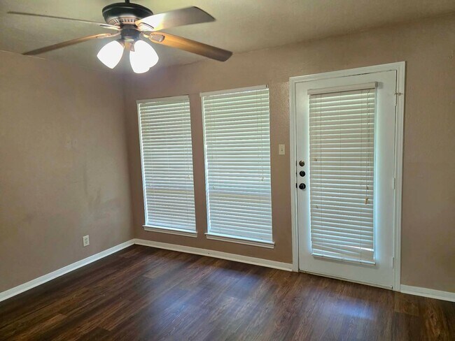 Building Photo - Move In Special $500.00 Security Deposit