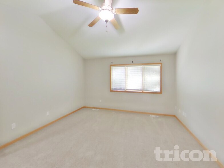 Building Photo - 516 Lincoln Dr NE