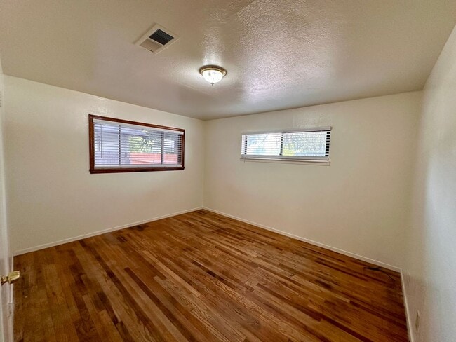 Building Photo - 3 BEDROOM 2 BATH HOME IN SOUTH REDDING