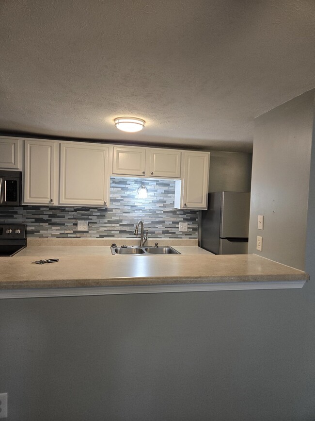 Building Photo - Two Bedroom Condo One level two bedroom co...