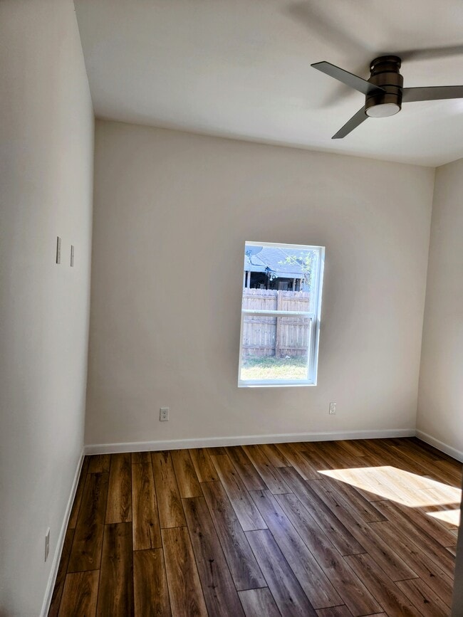 Building Photo - 2707 W Kerria Ave