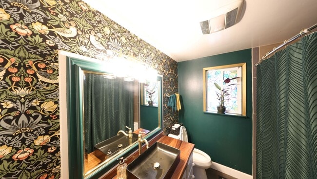 Building Photo - 5 Bed 2 Bath - Ideal for Group - Landscaping Included - Pet per Approval - NAS Whidbey