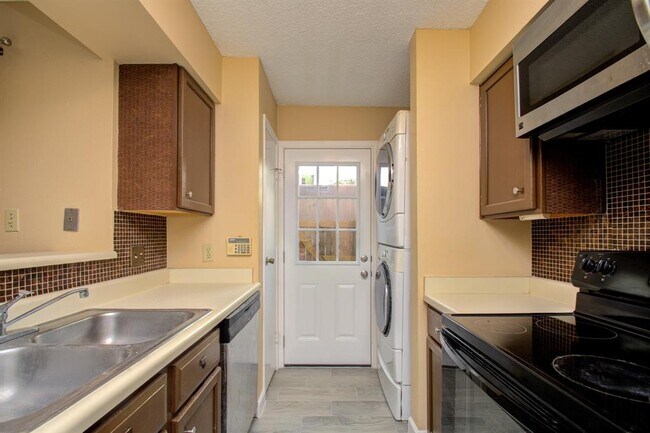Building Photo - 10615 Briar Forest Dr