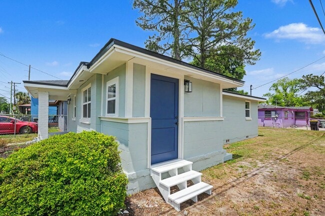 Building Photo - 3 BED | 1 BATH | HUNTER ARMY AIR FIELD