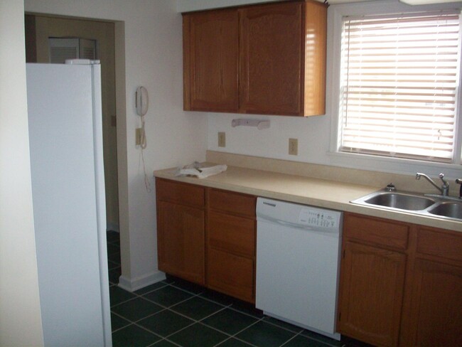 Building Photo - 2 BR Townhouse on the Golf Course
