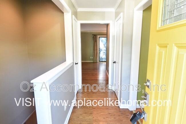 Building Photo - 8870 Westbrooke Dr