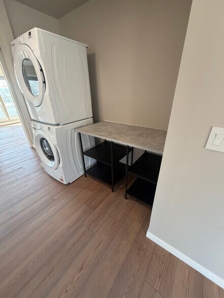 Building Photo - 833 W Stone St