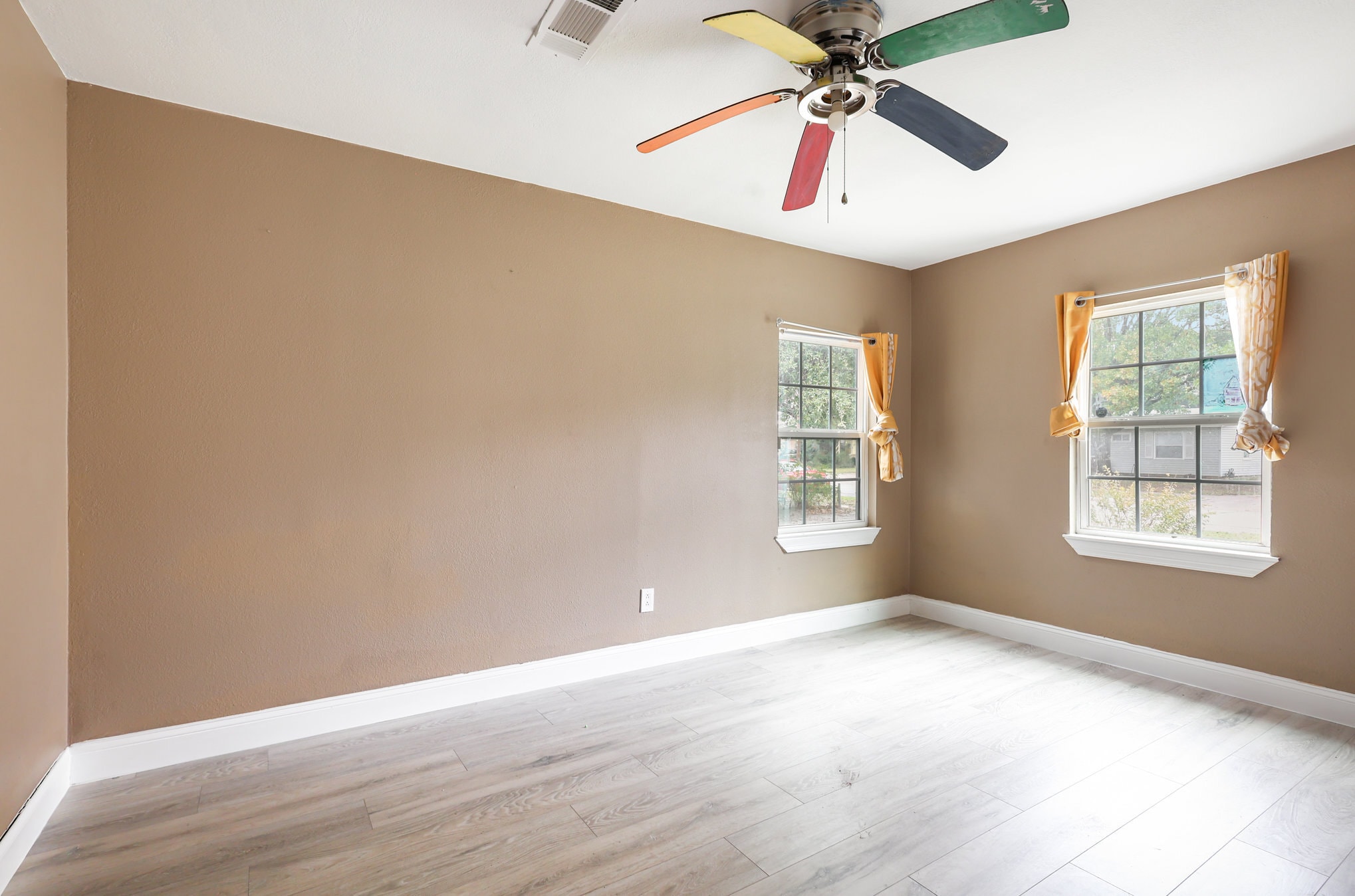 Building Photo - 517 Thompson St