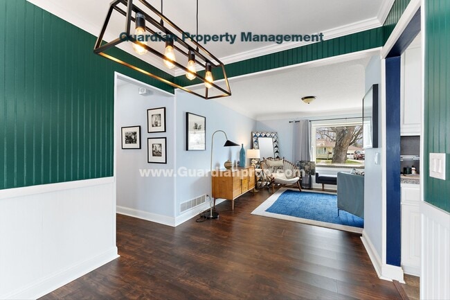 Building Photo - Move-in Special! Crystal Single Family Home, Fenced Yard, 2 Car Garage, Avail March