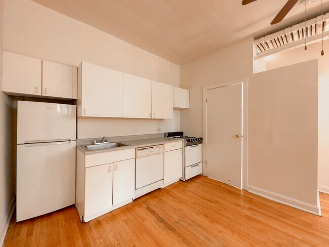 Building Photo - 821 W Waveland Ave