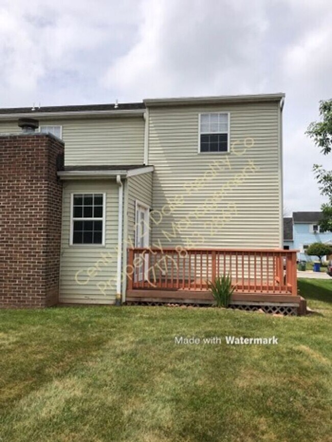 Building Photo - 3 BR, 1.5 Baths, 1 car garage Dover PA