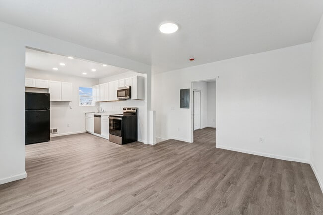 Building Photo - 913 1/2