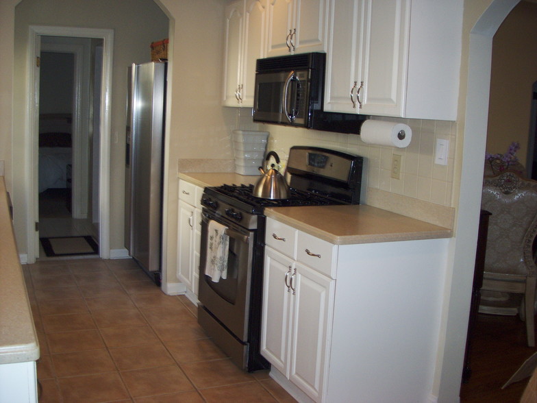 Fully equipped kitchen - 1350 S Curson Ave