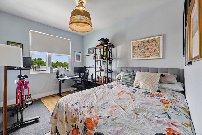 Building Photo - Gorgeous Upper Level 2BR/2.5BTH Condo with Rooftop Deck and Reserved Parking!