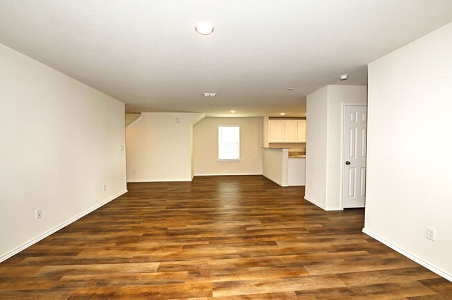 Building Photo - 4 BEDROOM  |  LOFT  |  3 BATH  |  4th BEDR...