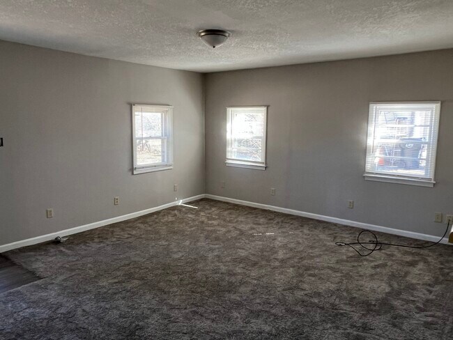 Building Photo - 3404 NW Rochester Road