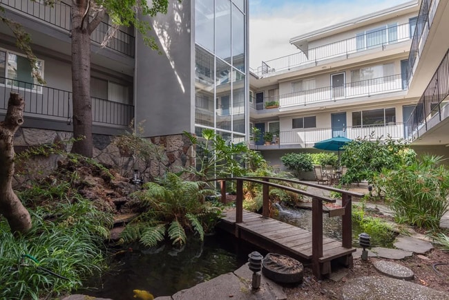 Building Photo - Enjoy this homes convenient location to al...