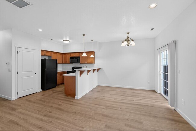 Building Photo - 6568 NE Deer Run St