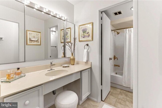 Building Photo - 5903 Mt Eagle Dr