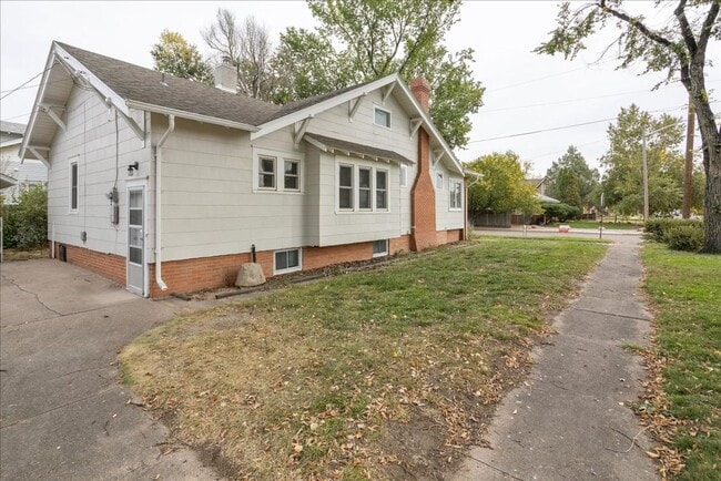 Building Photo - 3 BEDROOM, PLUS 1 BONUS ROOM, 2 BATHROOM SINGLE FAMILY HOME CLOSE TO DOWNTOWN CHEYENNE