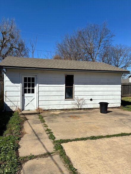 Building Photo - 907 N Osage Ave