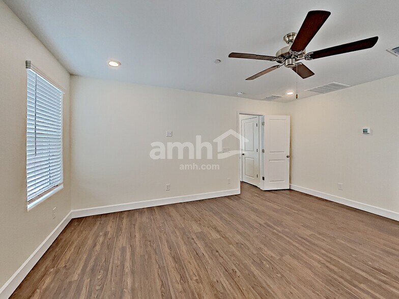 Building Photo - 5914 W Columbine Dr