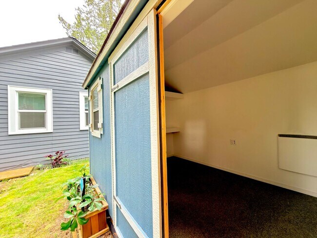 Building Photo - Charming Everett Home with Spacious Backyard, Garage, and Bonus Flex Spaces