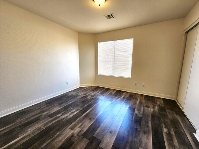 Building Photo - Single-Story Home with 2-Car Garage in Cul...