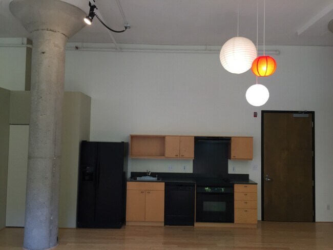 Building Photo - Highly sought after live/work space for le...