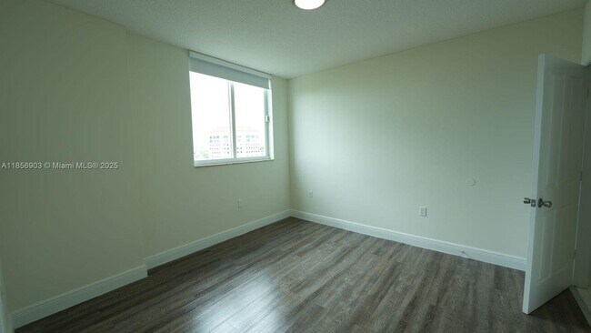 Building Photo - 987 SW 37th Ave