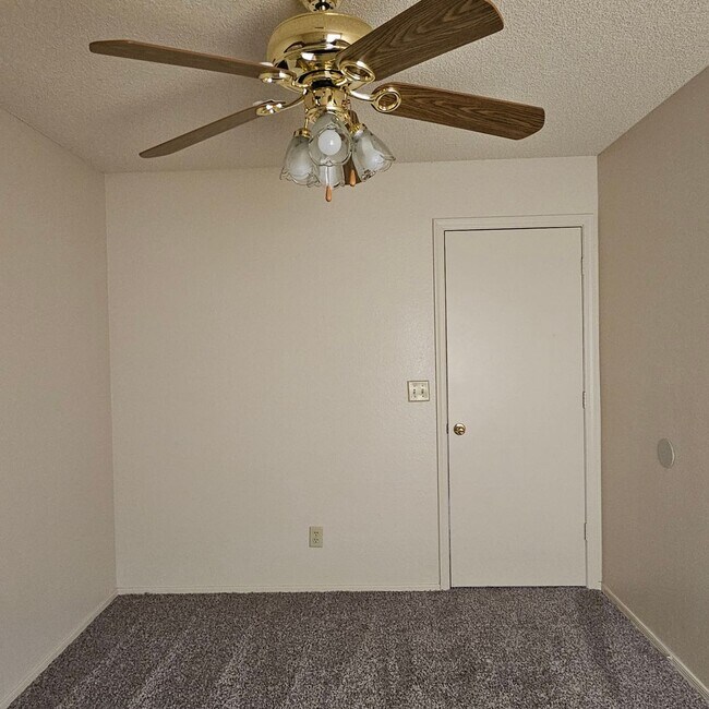 Building Photo - 3 bedroom corner unit for rent