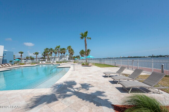 Building Photo - 231 Riverside Dr