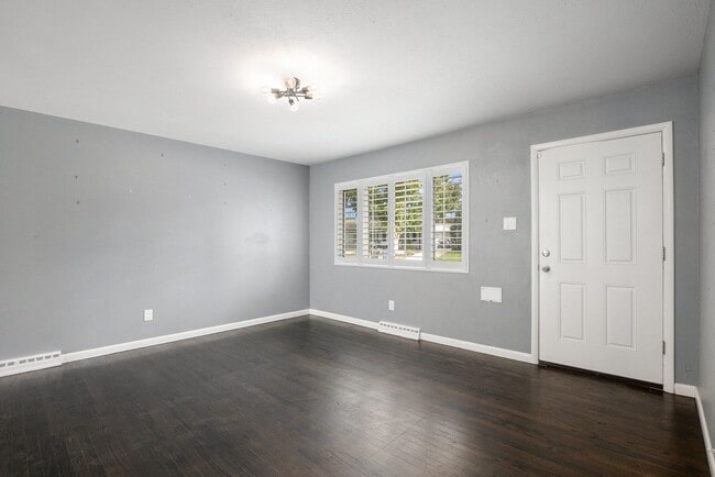 Building Photo - 4 Bedroom 3 Bathroom House-Available NOW!