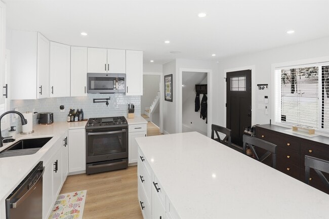 Building Photo - 253 Upper Mad River Rd