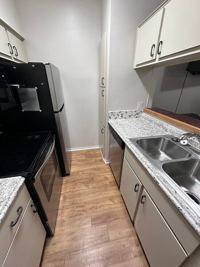 Kitchen - 2905 Swisher St