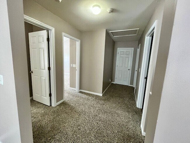 Building Photo - Spacious Move In Ready Townhome on Johns I...