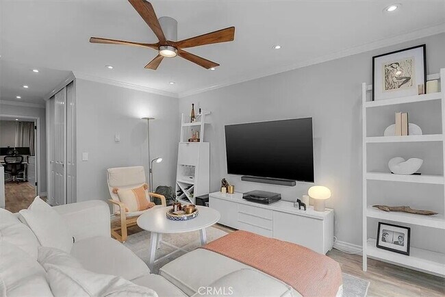Building Photo - "Chic Hermosa Beach 1BR Apartment: 810 Sq ...