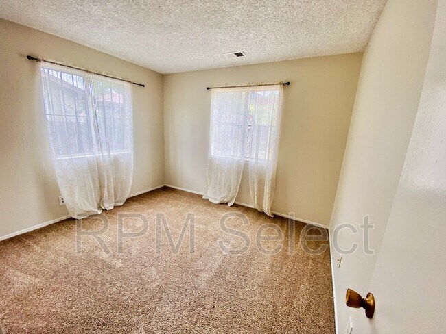 Building Photo - 2204 Lupine Rd