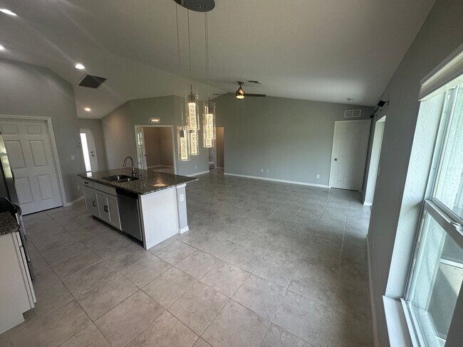 Building Photo - 3 Bedroom + Den - 2 Bathroom- NW Cape Coral
