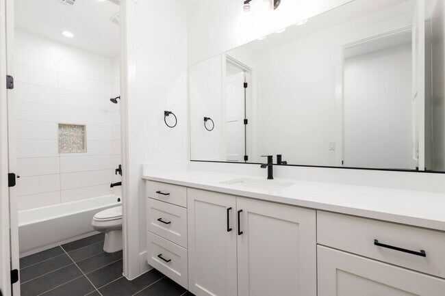 Building Photo - Beautiful 5 Bed 3.5 bath near Sunrise Valley Park In Washington.