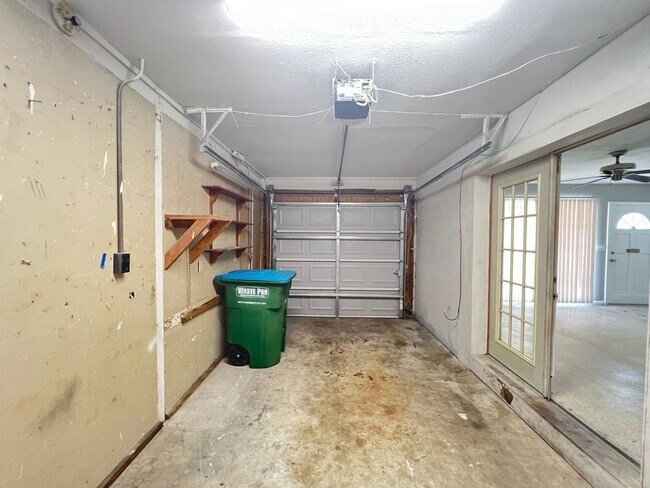 Building Photo - Charming Deltona Lakes Home!
