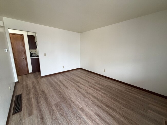 Building Photo - 517-E S Silverwood Lane