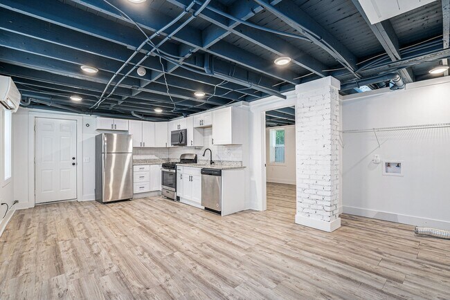 Building Photo - 4 Bedroom 3 Bath w/ Full Studio Basement
