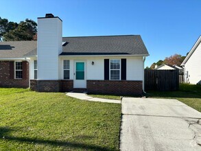 Building Photo - Nestled in Knollwood