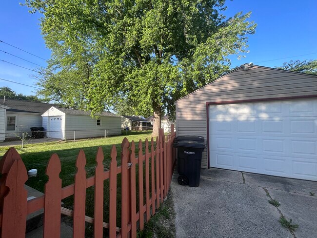 Building Photo - 2525 Meadow Dr