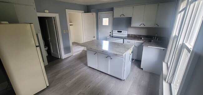 Building Photo - 1111 Ave F