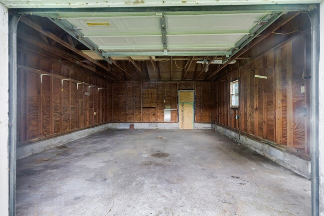 Building Photo - 300 Battleground Ave