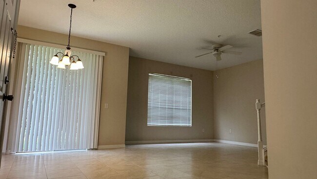 Building Photo - 3 bedroom 21/2 bath Townhome in Winter Garden