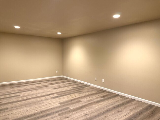 Building Photo - desirable Driftwood Keys daylight rambler...main floor primary suite